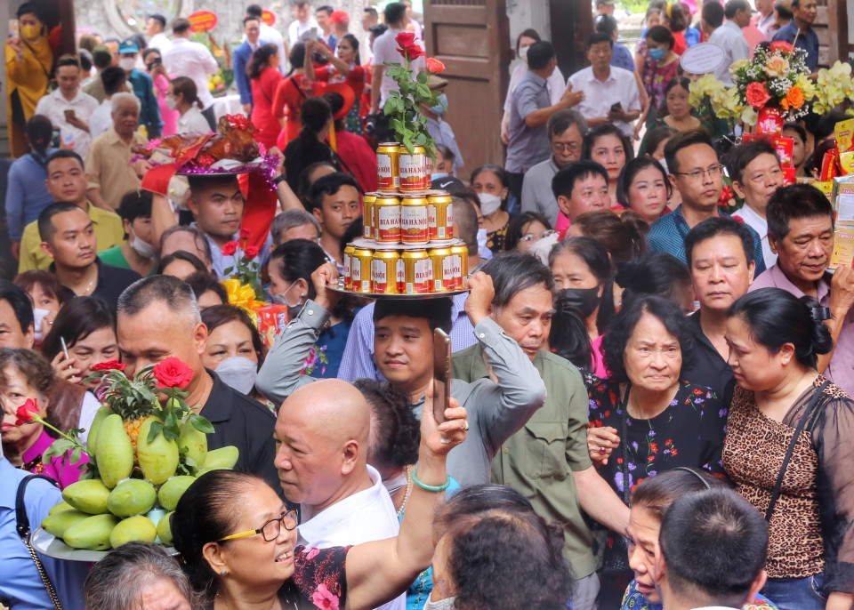 Đông đảo người dân tới làm lễ tại Đền Kim Liên. (Ảnh: Tuấn Đức/TTXVN)