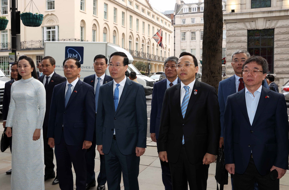 Chủ tịch nước Võ Văn Thưởng với các đại biểu tại Biển Tưởng niệm Chủ tịch Hồ Chí Minh ở London.(Ảnh: Thống Nhất/TTXVN) 