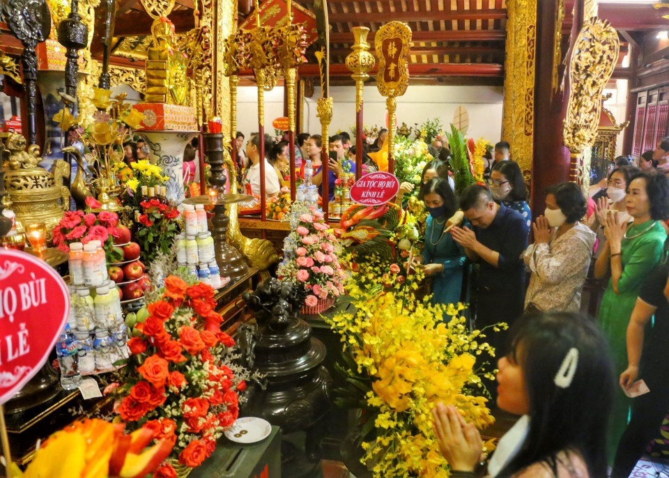 Hình ảnh đông đảo người dân tới làm lễ tại Đền Kim Liên. (Ảnh: Tuấn Đức/TTXVN)