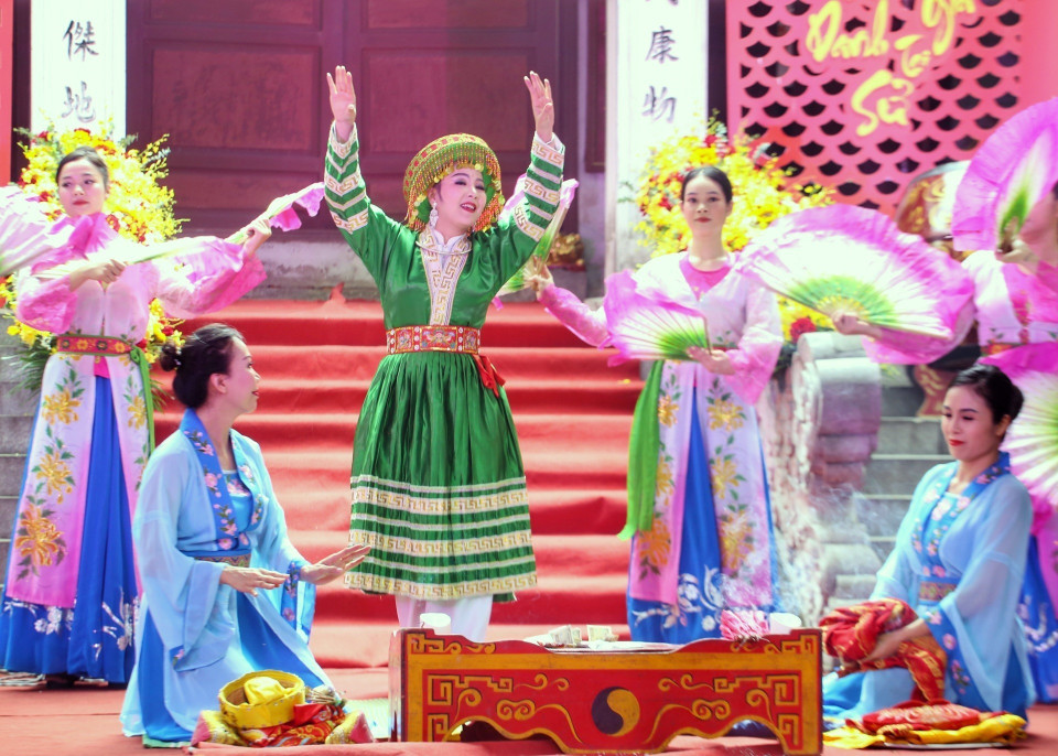 Tiết mục biểu diễn hầu đồng tại lễ hội. (Ảnh: Tuấn Đức/TTXVN)