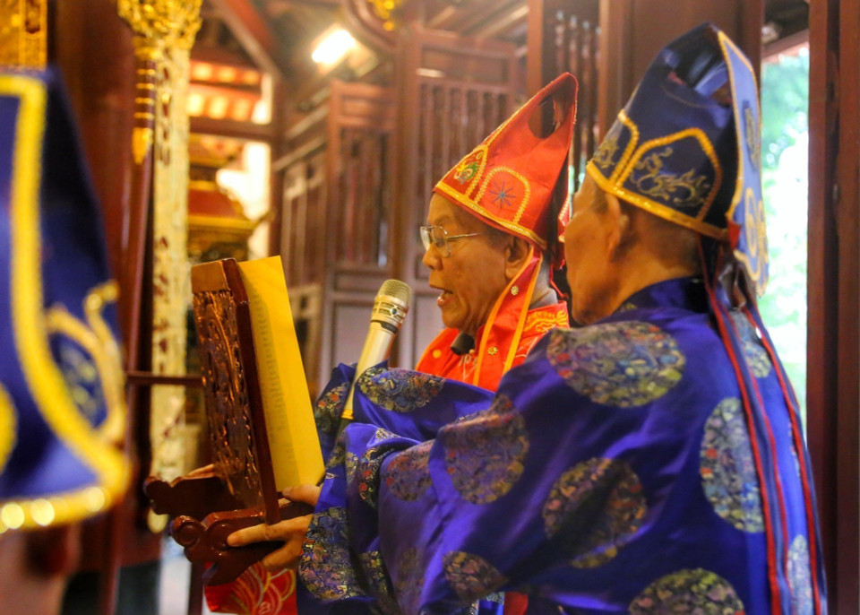 Nghi thức đọc sớ tại lễ tế Thượng đẳng thần Cao Sơn Đại Vương. (Ảnh: Tuấn Đức/TTXVN)