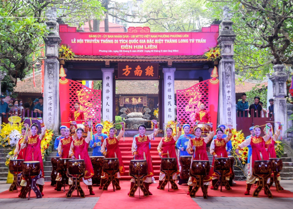 Tiết mục trống hội mở màn lễ hội truyền thống Đền Kim Liên. (Ảnh: Tuấn Đức/TTXVN)