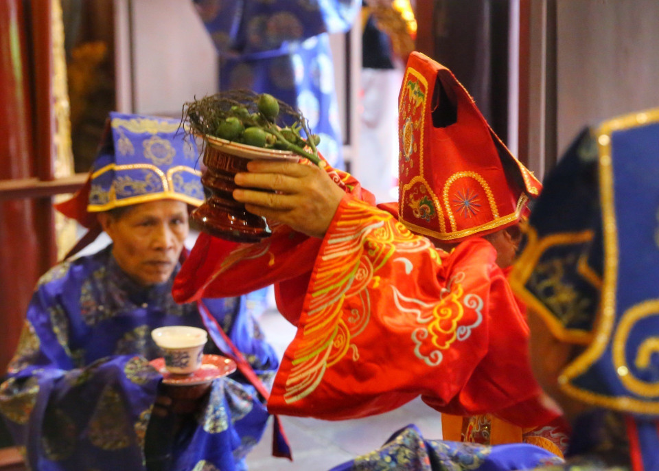 Nghi thức dâng trầu cau tại buổi tế. (Ảnh: Tuấn Đức/TTXVN)