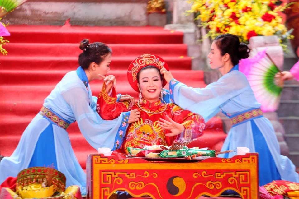 Tiết mục hầu đồng tại lễ hội. (Ảnh: Tuấn Đức/TTXVN)