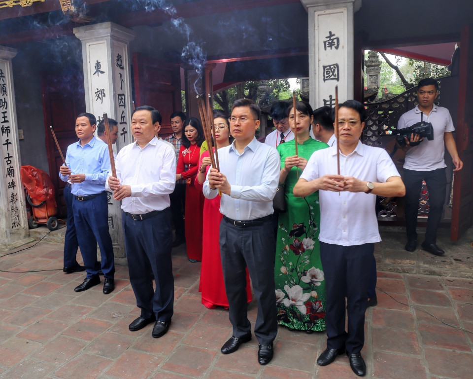 Các đại biểu dâng hương tại Đền Kim Liên. (Ảnh: Tuấn Đức/TTXVN)