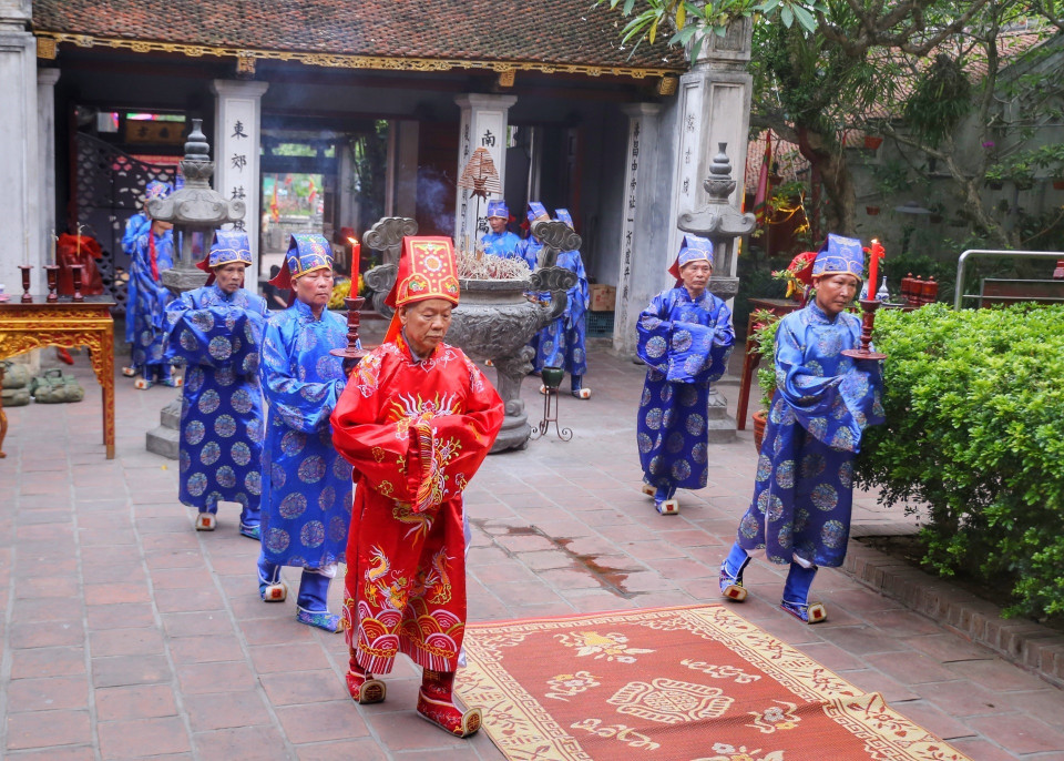 Lễ hội truyền thống Đền Kim Liên nhằm tưởng nhớ và thể hiện lòng biết ơn tới Thượng đẳng thần Cao Sơn Đại Vương - vị thần có công với nước được nhân dân tôn thờ. (Ảnh: Tuấn Đức/TTXVN) 