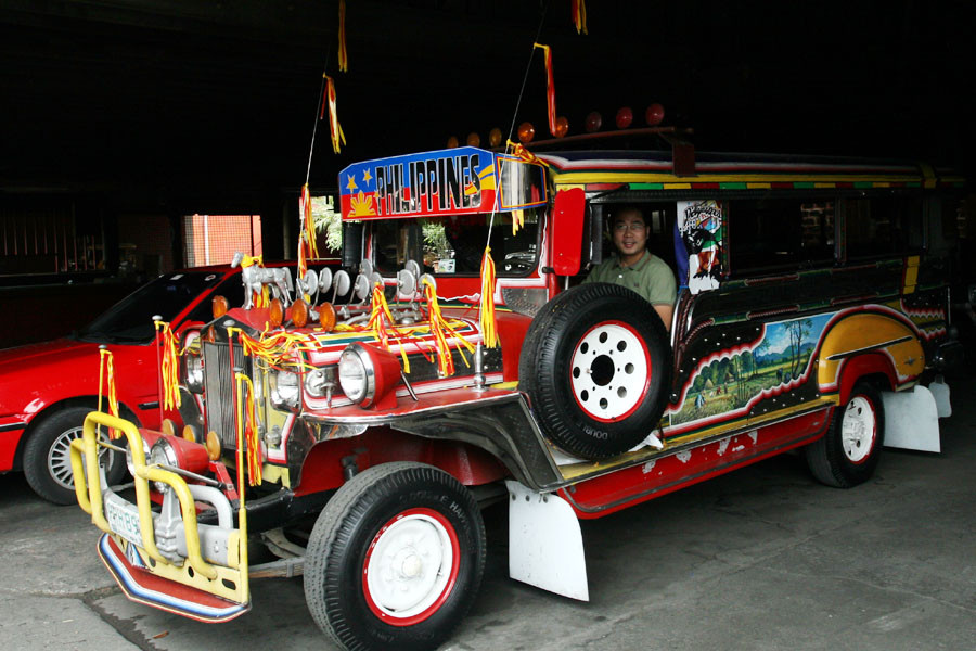 Một chiếc Jeepney được trang trí sặc sỡ trong xưởng sản xuất tại Thủ đô Manila. (Ảnh: T.H/Vietnam+)