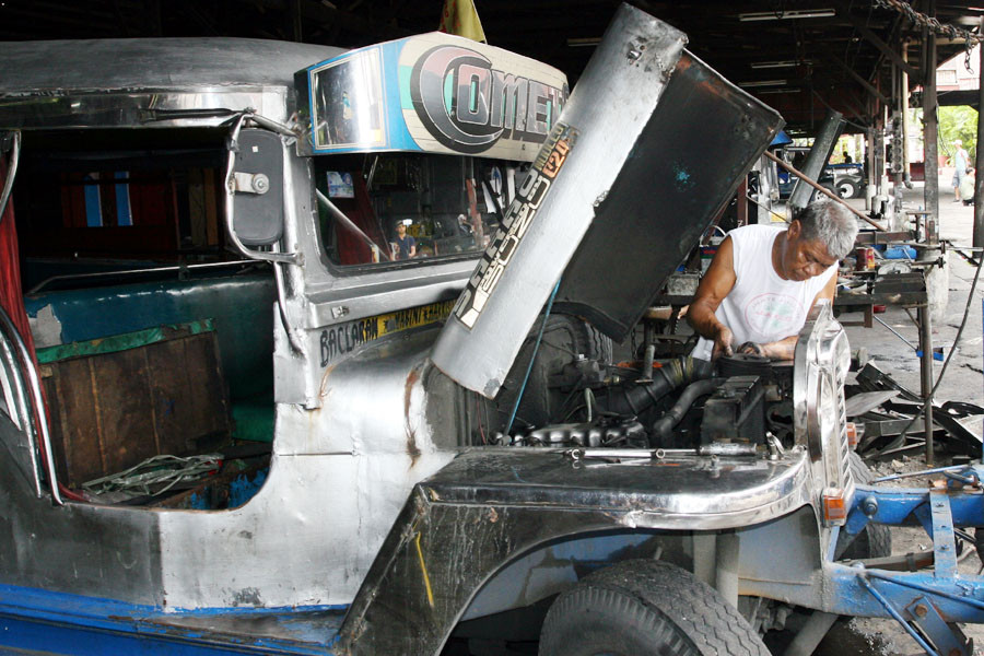 Sửa đầu máy cho xe cũ. (Ảnh: T.H/Vietnam+)