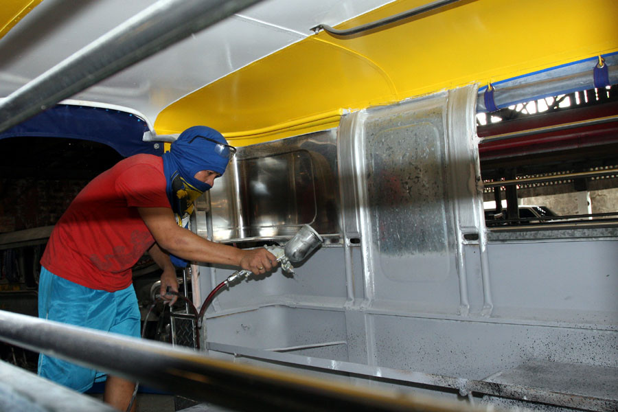 Sơn phía trong xe. (Ảnh: T.H/Vietnam+)