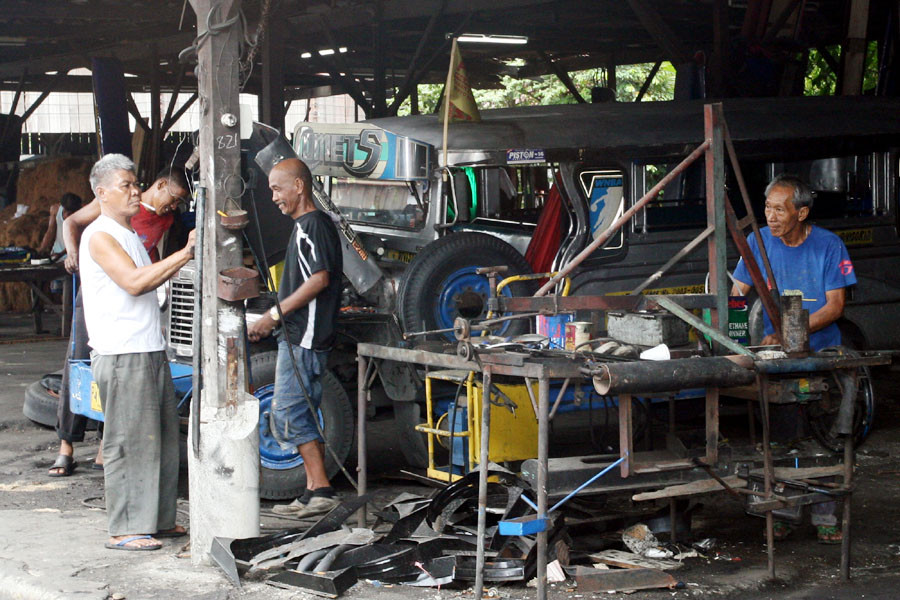 Những người thợ lão luyện của dòng phương tiện phổ biến tại Philippines. (Ảnh: T.H/Vietnam+)