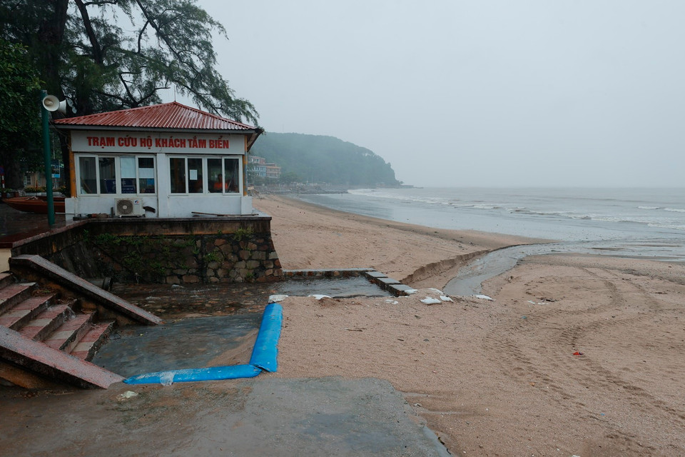 Sức gió tại bờ biển Đồ Sơn lúc 9h vào khoảng cấp 7. (Ảnh: Minh Quyết/TTXVN)