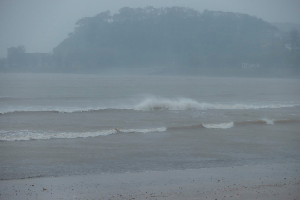 Sức gió tại bờ biển Đồ Sơn lúc 9h vào khoảng cấp 7. (Ảnh: Minh Quyết/TTXVN)