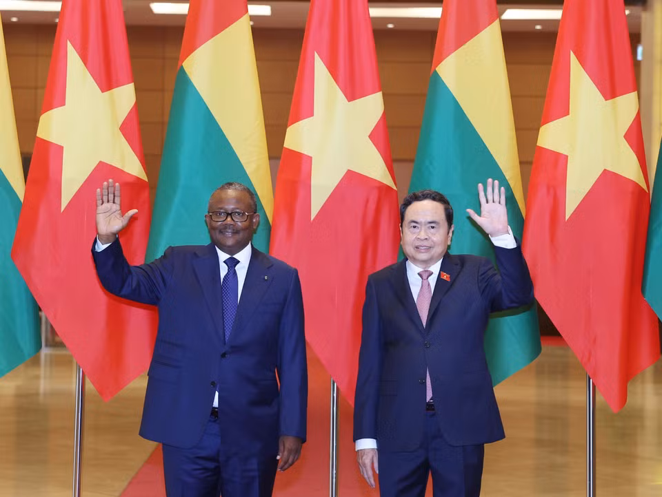 Chủ tịch Quốc hội Trần Thanh Mẫn và Tổng thống Guinea-Bissau Umaro Sissoco Embaló chụp ảnh chung. (Ảnh: Thống Nhất/TTXVN)