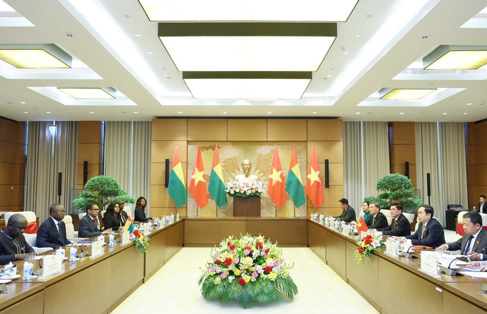 Chủ tịch Quốc hội Trần Thanh Mẫn hội kiến Tổng thống Guinea-Bissau Umaro Sissoco Embaló. (Ảnh: Thống Nhất/TTXVN)