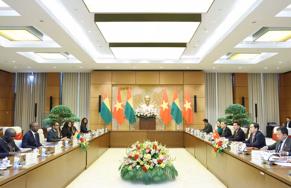 Chủ tịch Quốc hội Trần Thanh Mẫn hội kiến Tổng thống Guinea-Bissau Umaro Sissoco Embaló. (Ảnh: Thống Nhất/TTXVN)