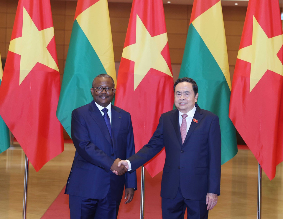 Chủ tịch Quốc hội Trần Thanh Mẫn và Tổng thống Guinea-Bissau Umaro Sissoco Embaló chụp ảnh chung. (Ảnh: Thống Nhất/TTXVN)