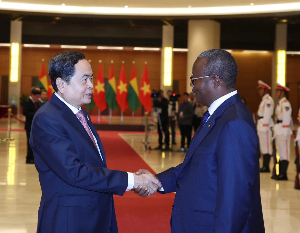 Chủ tịch Quốc hội Trần Thanh Mẫn đón Tổng thống Guinea-Bissau Umaro Sissoco Embaló. (Ảnh: Thống Nhất/TTXVN)