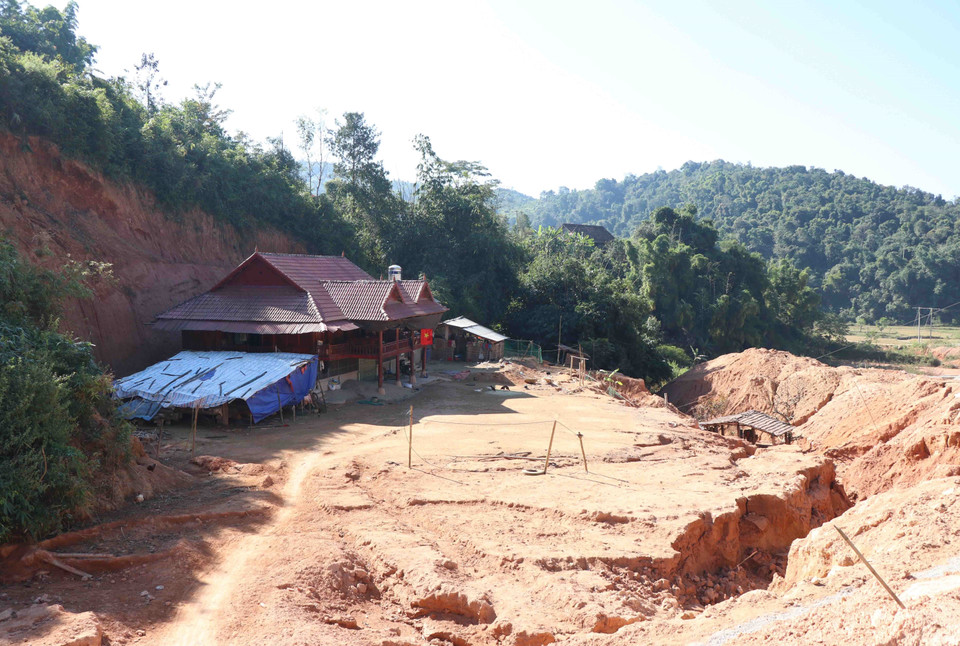 Một hộ gia đình làm nhà trong khu vực có nguy cơ sạt lở cao khi có mưa lớn. (Ảnh: Xuân Tiến/TTXVN)