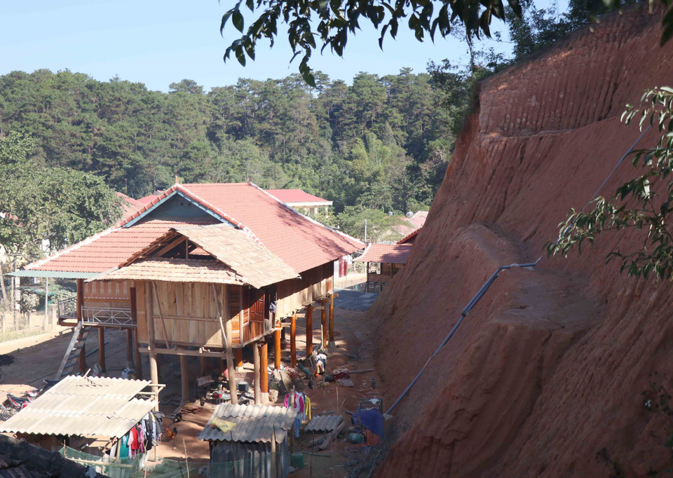 Một ngôi nhà sàn vừa mới dựng xong, nằm sát bên vách núi cao, tiềm ẩn nguy cơ sạt lở rất lớn khi có mưa to. (Ảnh: Xuân Tiến/TTXVN)