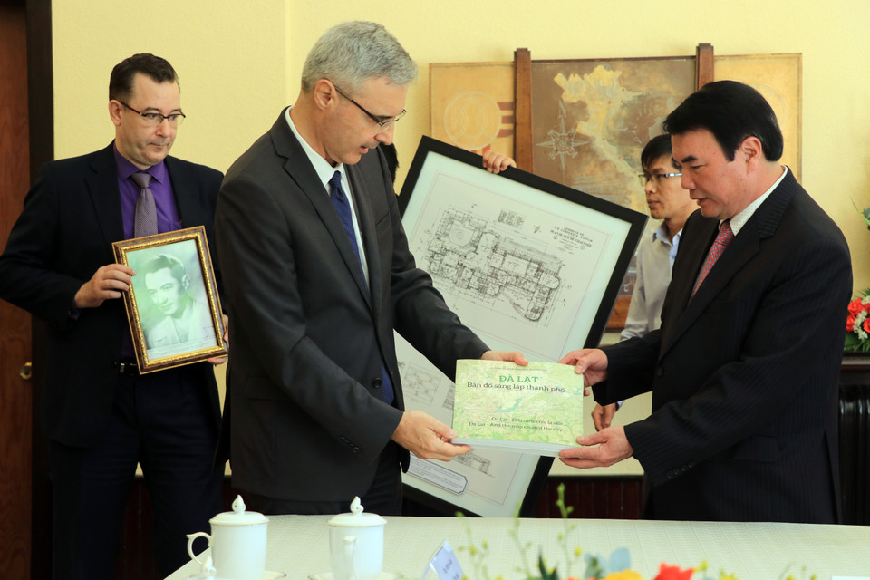 Đại sứ Nicolas Warnery tặng cuốn sách viết về thành phố Đà Lạt cho ông Phạm S, Phó chủ tịch Ủy ban Nhân dân tỉnh Lâm Đồng. (Ảnh: Quốc Hùng-Nguyễn Dũng/TTXVN)