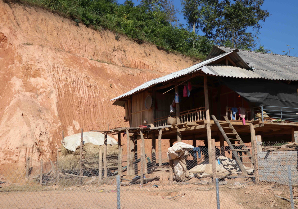 Sạt lở đất luôn rình rập nhưng ngôi nhà sàn của người dân bản Bua (xã Mường Phăng) vẫn được dựng dưới chân núi. (Ảnh: Xuân Tiến/TTXVN)