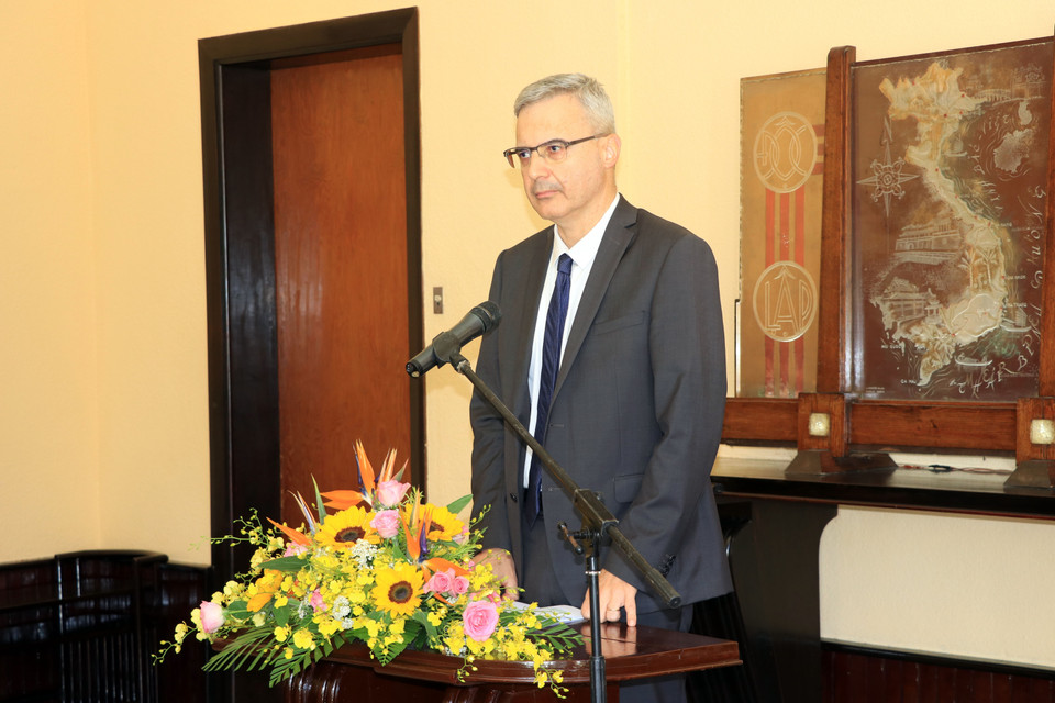 Ngài Nicolas Warnery- Đại sứ Đặc mệnh toàn quyền Cộng hòa Pháp tại Việt Nam phát biểu tại lễ trao tặng. (Ảnh: Quốc Hùng-Nguyễn Dũng/TTXVN)