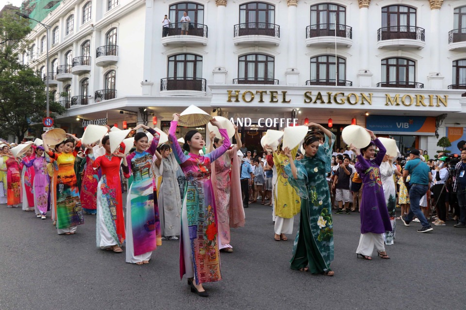 Tà áo dài Việt Nam trên các tuyến phố chính của thành phố Huế. (Ảnh: Đỗ Trưởng/TTXVN)