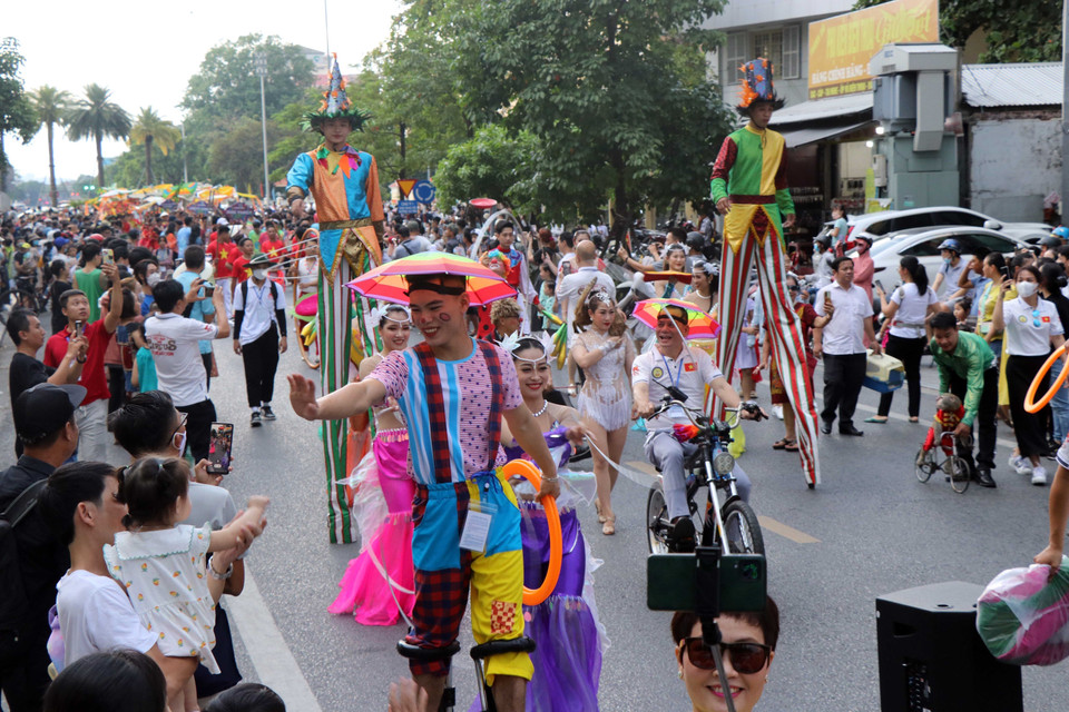 Các nghệ sỹ xiếc mang lại không khí sôi động trên các tuyến phố chính của thành phố Huế. (Ảnh: Đỗ Trưởng/TTXVN)
