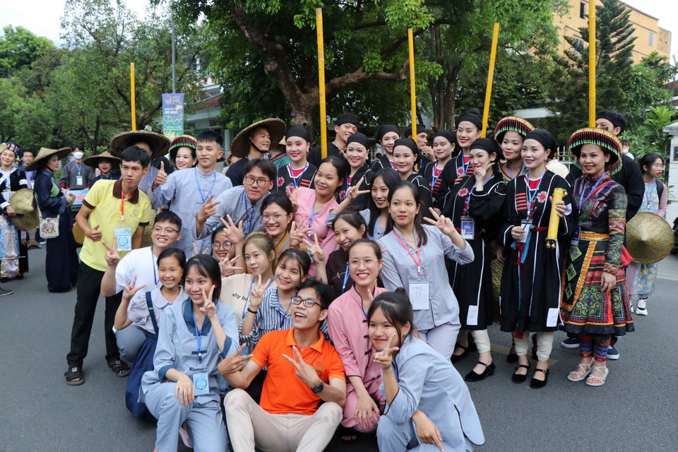 Du khách giao lưu với các nghệ sỹ tại Lễ hội đường phố “Sắc màu văn hóa” ở thành phố Huế. (Ảnh: Đỗ Trưởng/TTXVN)