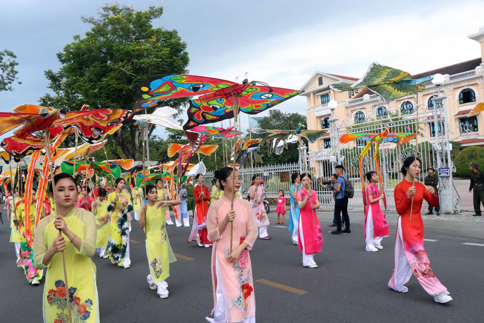 Các nghệ sỹ trình diễn áo dài. (Ảnh: Đỗ Trưởng/TTXVN)