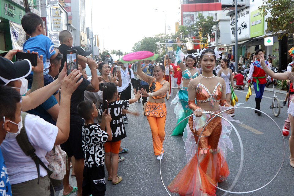 Không khí Lễ hội đường phố “Sắc màu văn hóa” ở các tuyến phố chính của thành phố Huế. (Ảnh: Đỗ Trưởng/TTXVN)