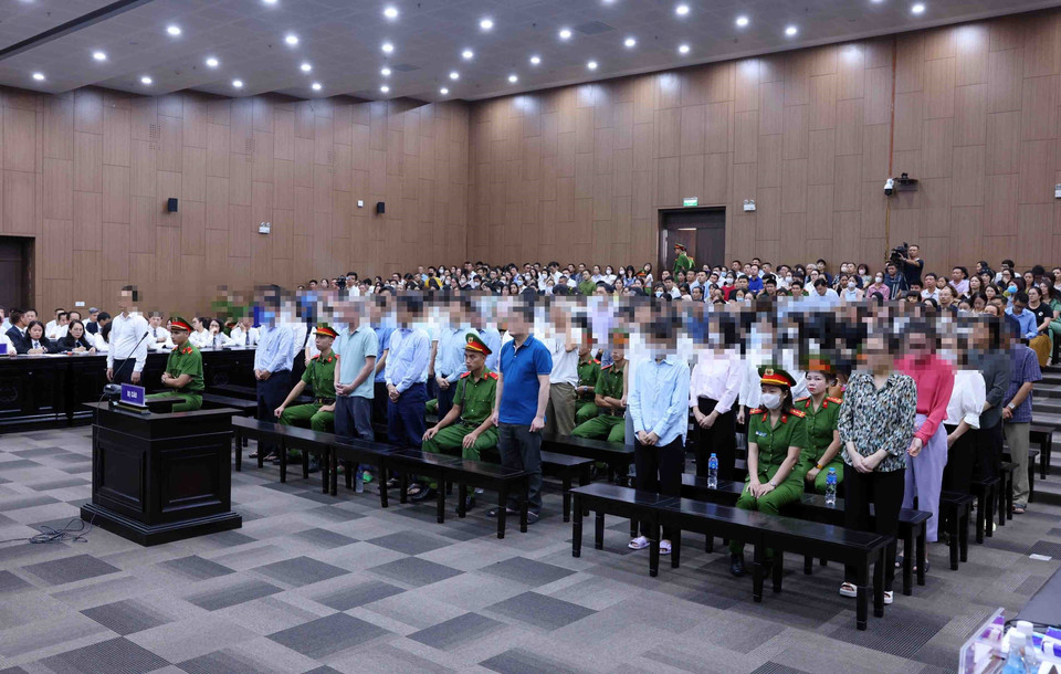 Các bị cáo nghe tòa tuyên án. (Ảnh: Phạm Kiên/TTXVN)