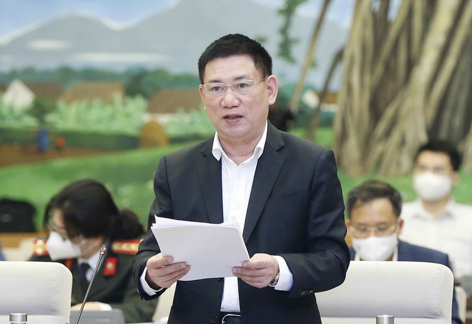 Bộ trưởng Bộ Tài chính Hồ Đức Phớc trình bày báo cáo. (Ảnh: Doãn Tấn/TTXVN)