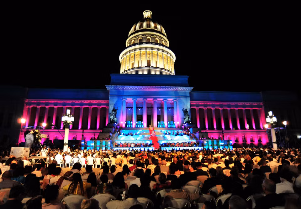 Tòa nhà Capitolio – trụ sở Quốc hội Cuba và công trình kiến trục đồ sộ nhất La Habana - trở nên lung linh trong Đại nhạc hội. (Ảnh: Lê Hà/TTXVN)