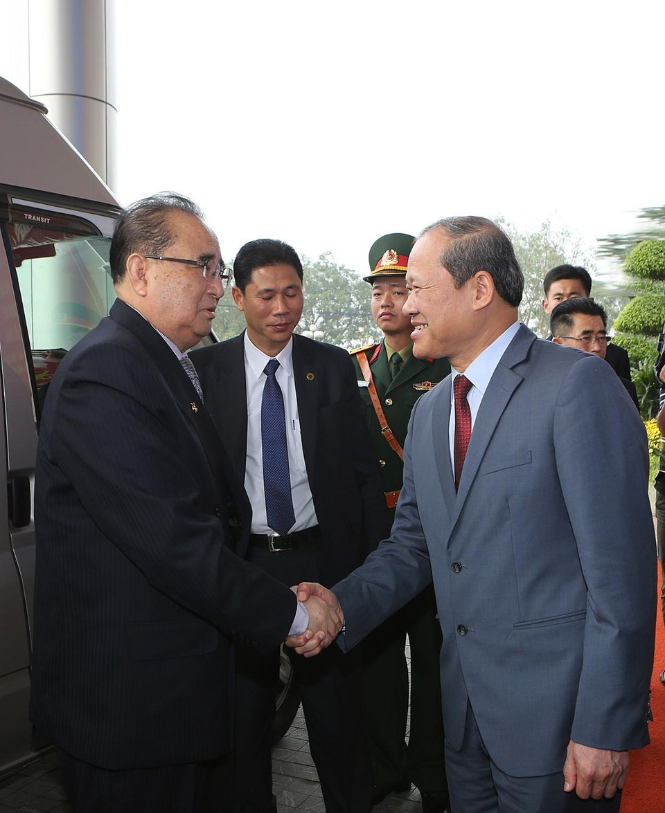 Thượng tướng Bế Xuân Trường (phải), Thứ trưởng Bộ Quốc phòng đón đồng chí Ri Su Yong. (Ảnh: Dương Giang/TTXVN)