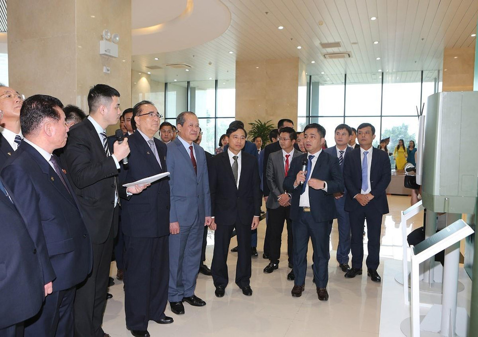 Đoàn đại biểu Đảng Lao động Triều Tiên thăm Tập đoàn Công nghiệp-Viễn thông Quân đội (Viettel). (Ảnh: Dương Giang/TTXVN)