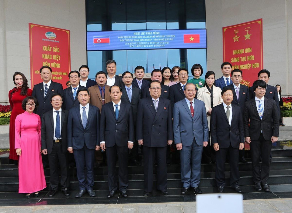 Các đại biểu chụp ảnh chung. (Ảnh: Dương Giang/TTXVN)