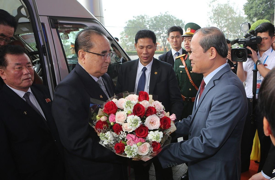 Thượng tướng Bế Xuân Trường (bên phải), Thứ trưởng Bộ Quốc phòng tặng hoa đồng chí Ri Su Yong. (Ảnh: Dương Giang/TTXVN)
