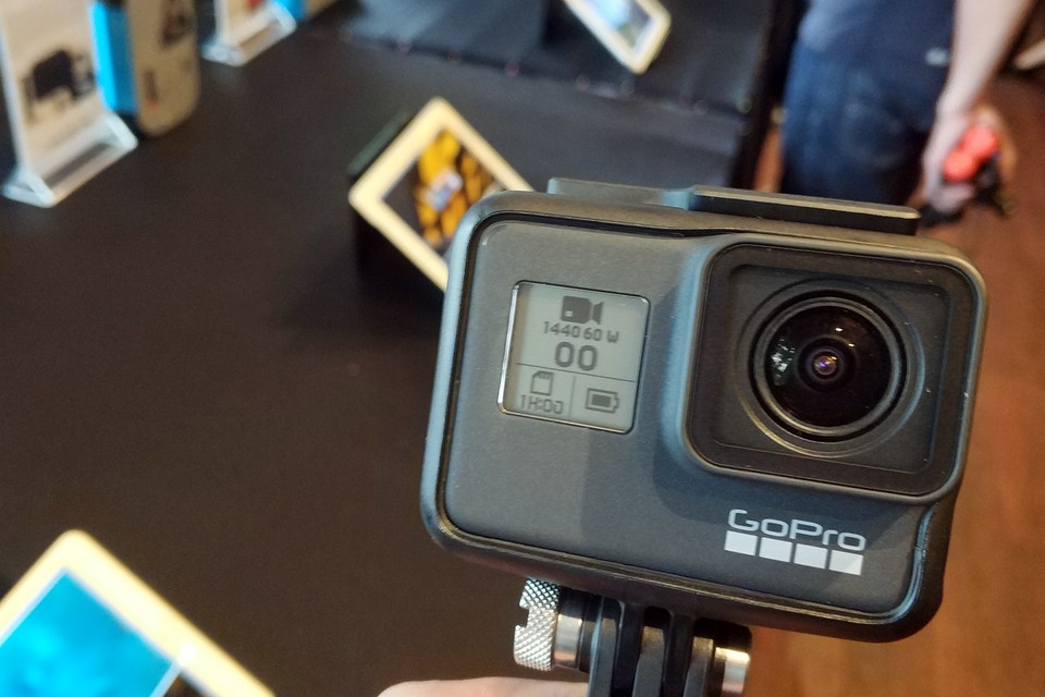 Đây là một thiết bị gọn nhẹ, có thể gắn lên mũ, đeo trước ngực hoặc gắn vào xe để ghi lại những hình ảnh trong khi di chuyển.