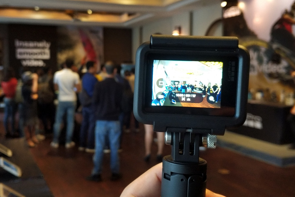 Dòng HERO7 Black là sản phẩm mới của GoPro, có tính năng livestream, cho phép người dùng chia sẻ hình ảnh trực tiếp lên Facebook, YouTube... Đây là một tính năng rất phù hợp với xu hướng hiện nay.