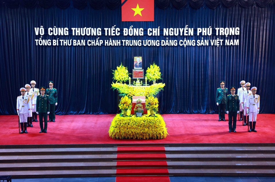 Linh cữu Tổng Bí thư Nguyễn Phú Trọng quàn tại Nhà tang lễ Quốc gia số 5 Trần Thánh Tông, Hà Nội. (Ảnh: TTXVN)