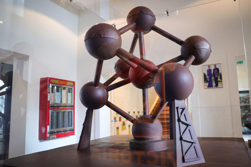 Lễ hội Chocolate đã diễn ra tại Brussels, Bỉ, trưng bày những tác phẩm độc đáo được làm từ chocolate, giới thiệu lịch sử và văn hóa chocolate tới khách tham quan. Trong ảnh: Tác phẩm chocolate được trưng bày tại Làng chocolate Bỉ ở Brussels ngày 9/6/2022. (Nguồn: THX/TTXVN)