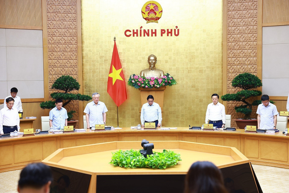 Thủ tướng Phạm Minh Chính và các thành viên Chính phủ tưởng niệm đồng bào tử nạn do ảnh hưởng của cơn bão số 3. (Ảnh: Dương Giang/TTXVN)