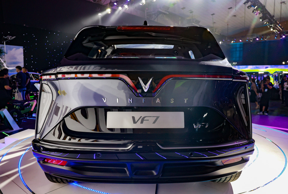 Phần đuôi xe phía sau cũng có 02 dải LED chạy dài ôm trọn lấy logo của hãng tương tự như dải LED ở phần đầu xe. (Ảnh: Minh Hiếu/Vietnam+)