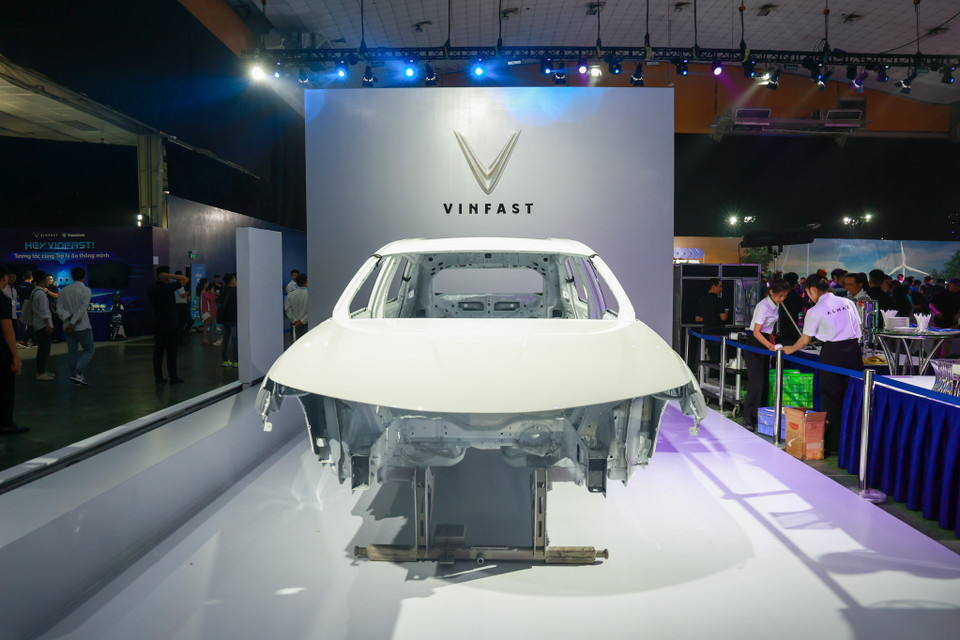 Chiêm ngưỡng mô hình “giải phẫu xe” tại triển lãm. (Ảnh: Minh Hiếu/Vietnam+)