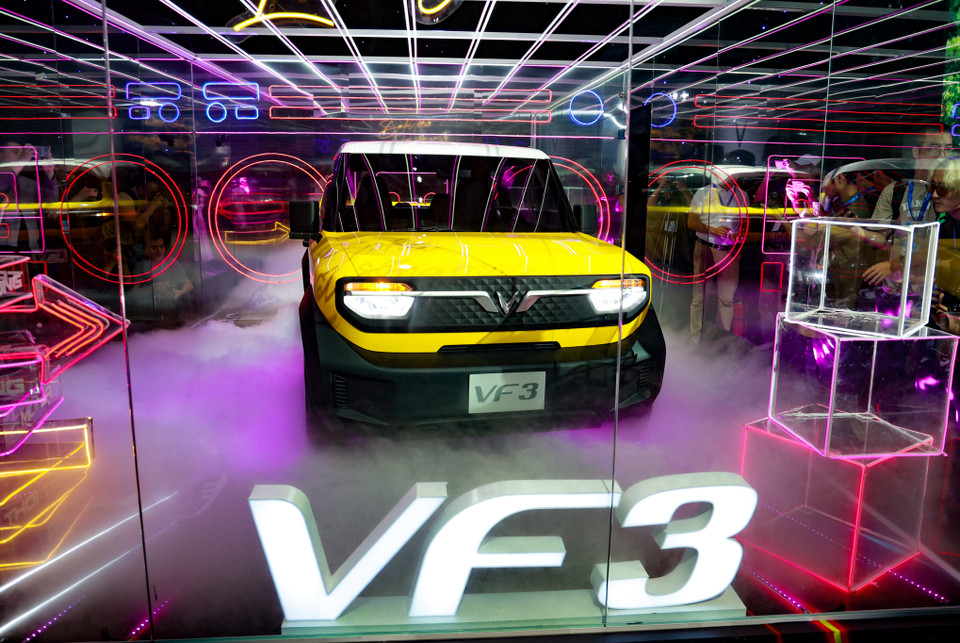Trong số đó, Trong đó, VF3 là mẫu xe được quan tâm nhiều nhất trong thời gian qua. VF3 bản trưng bày có thiết kế nhỏ gọn cùng màu sơn vàng nổi bật, tương tự hình ảnh 3D VinFast đã hé lộ trước đó. (Ảnh: Minh Hiếu/Vietnam+)
