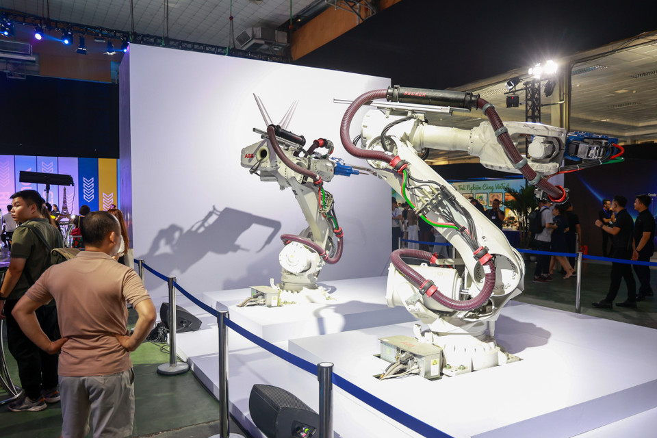 Ngoài các mẫu xe trưng bày, khách tham quan có thể tham quan loạt máy móc, robot tự động hóa lên đến hơn 90% tại nhà máy. (Ảnh: Minh Hiếu/Vietnam+)