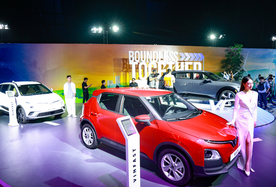 Trong khuôn khổ Triển lãm “VinFast – Vì tương lai xanh” diễn ra tại Cung Văn hóa Hữu nghị Việt Xô (Hà Nội) sáng 7/7, hãng xe Việt ra mắt 3 mẫu ôtô điện mới gồm VF3, VF6, VF7 và mẫu xe đạp điện đầu tiên tại thị trường nội địa. (Ảnh: Minh Hiếu/Vietnam+)