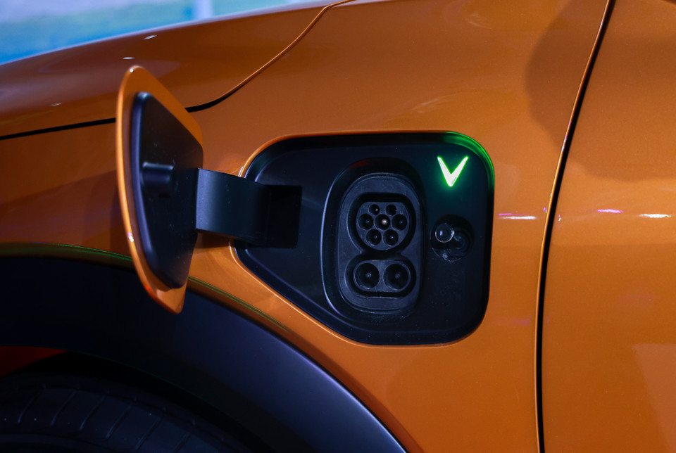 VF6 có hai phiên bản: Bản Eco có công suất tối đa 130kw cùng dung lượng pin đat 59,6kWh cho phép đi quãng đường 399km một lần sạc (chuẩn WLTP); bản Plus công suất đạt 150kW, cho phép đi quãng đường 381km. (Ảnh: Minh Hiếu/Vietnam+) 