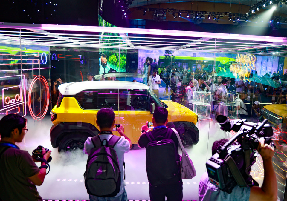 Thông tin về động cơ và phạm vi hoạt động của VF3 vẫn là ẩn số. VinFast chỉ cho biết xe sẽ có 2 phiên bản là Eco và Plus. Với việc thuộc phân khúc xe mini, nhiều khả năng VinFast VF3 có phạm vi hoạt động trên dưới 200km. Giá bán cũng chưa được tiết lộ. (Ảnh: Minh Hiếu/Vietnam+)